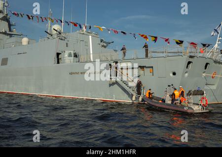 Russie, Saint-Pétersbourg, 27 juillet 2019 : le navire amiral de la flotte Kasatonov dans la Neva avant les vacances de la Marine russe à la journée ensoleillée Banque D'Images