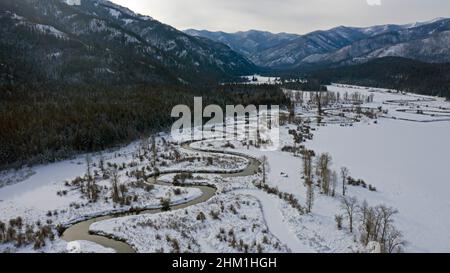 Vue aérienne de la vallée de la rivière Bull et des montagnes du Cabinet en hiver. Forêt nationale de Kootenai, nord-ouest du Montana. (Photo de Randy Beacham) Banque D'Images