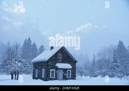 Déneigement à la station de garde de Bull River en hiver. Forêt nationale de Kootenai, nord-ouest du Montana. (Photo de Randy Beacham) Banque D'Images