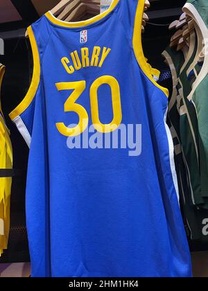 Stephen Curry, Golden State Warriors numéro 30 Jersey, NBA Store, Fifth Avenue, NYC, 2022 Banque D'Images