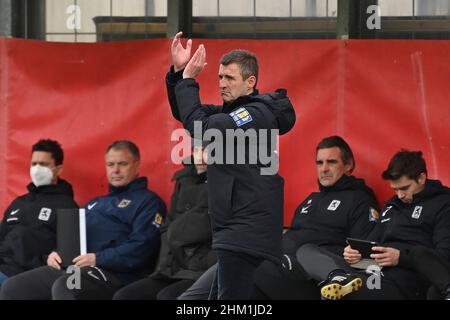 Stade GRUENWALDER de Munich.6th févr. 2022.Michael KOELLNER (entraîneur 1860) applaudit, une seule image, coupe simple motif, demi-figure, demi-figure.Soccer 3rd League, League 3, TSV Munich 1860 Eintracht Braunschweig (Brunswick) (Brunswick) 2-2 le 6th février 2022 au STADE GRUENWALDER de Munich.LES RÉGLEMENTATIONS DFL INTERDISENT TOUTE UTILISATION DE PHOTOGRAPHIES COMME SÉQUENCES D'IMAGES ET/OU QUASI-VIDÉO.Credit: dpa/Alay Live News Banque D'Images