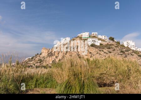 La ville espagnole de Salobreña sur une colline, avec château mauresque Costa tropical, Granda, Espagne. Banque D'Images