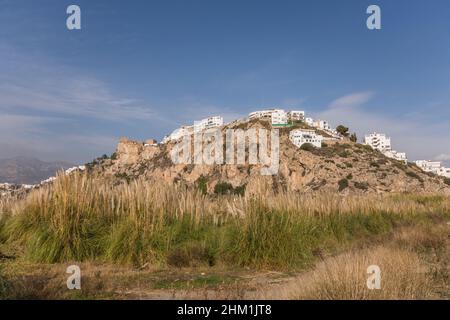 La ville espagnole de Salobreña sur une colline, avec château mauresque Costa tropical, Granda, Espagne. Banque D'Images