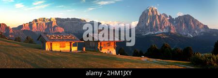 Vue panoramique en soirée de deux petites cabines, Sella Gruppe ou Gruppo di Sella et Langkofel, Tirol du Sud, montagnes italiennes des dolomites, Italie Banque D'Images