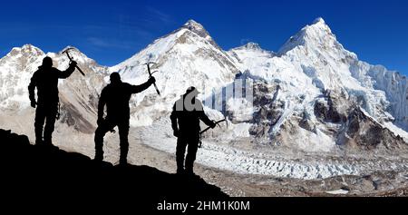 Vue sur le mont Everest et Lhotse depuis le camp de base de Pumo RI et la silhouette d'un groupe de grimpeurs avec hache de glace en main, région de l'Everest vallée de Khumbu, Sagarmat Banque D'Images