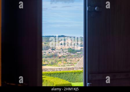 Vue vers le château médiéval de Castelnaud-la-Chapelle dans le Périgord, France, vue de l'intérieur du château de Marqueyssac sur un automne partiellement couvert à l'arrière Banque D'Images