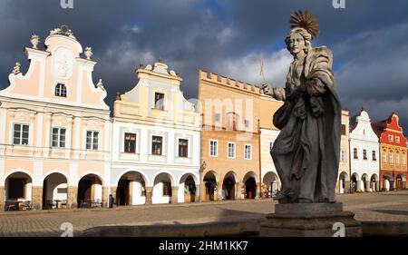 vue sur la statue de st. Margaret sur la place Telc ou Teltsch, République tchèque. Site du patrimoine mondial de l'unesco Banque D'Images