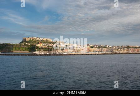 Marina Grande est la ville principale de la petite île de Procida Banque D'Images