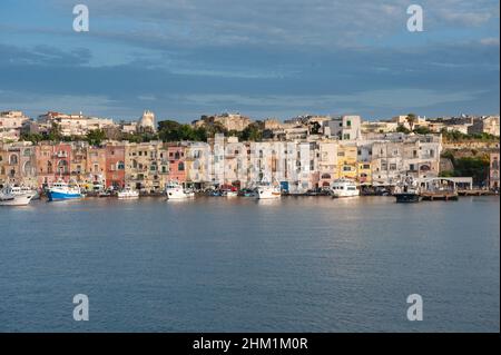 Marina Grande est la ville principale de la petite île de Procida Banque D'Images