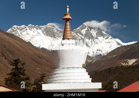 Stupa, Lhotse et le sommet de l'Everest depuis le monastère de Tengboche avec un beau ciel - chemin vers le camp de base de l'Everest, parc national de Sagarmatha, vallée de Khumbu, NEPA Banque D'Images