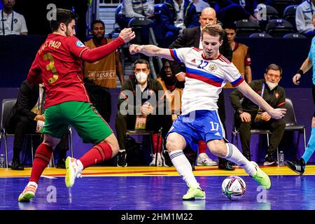 AMSTERDAM, PAYS-BAS - FÉVRIER 6 : Tomas Paco du Portugal, Anton Sokolov de Russie lors du Futsal masculin Euro 2022 finale du match entre le Portugal et la Russie au Ziggo Dome le 6 février 2022 à Amsterdam, pays-Bas (photo de Jeroen Meuwsen/Orange Pictures) Banque D'Images