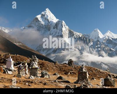 Vue en soirée des drapeaux de prière bouddhistes et des chortens sous le mont Ama Dablam, belle vue de la vallée de Khumbu, Solukhumbu, chemin vers le camp de base de l'Everest - S. Banque D'Images