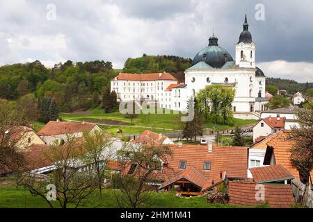 Église de pèlerinage et monastère dans le village de Krtiny du Nom De la Vierge Marie - monument de l'architecte baroque Jan Blazej Santini Aichel - Repub tchèque Banque D'Images