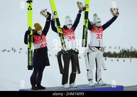 (LR) Katharina Althaus (GER), Ursa Bogataj, Nika Kriznar (SLO), 5 FÉVRIER 2022 - saut à ski : cérémonie féminine de fleurs de colline normale lors des Jeux Olympiques d'hiver de Beijing 2022 au Centre national de saut à ski de Zhangjiakou, Hebei, Chine .24th Jeux Olympiques d'hiver Beijing 2022 à Beijing du 02/04/2022 au 02/20/2022/.PAS DE VENTES HORS ALLEMAGNE !Photo: YUTAKA/AFLO via Sven Simon photo Agency GmbH & Co. Photo de presse KG # Princess-Luise-Str.41 # 45479 M uelheim/R uhr # Tél0208/9413250 # Fax.0208/9413260 # compte 244 293 433 # GLSB arrivée # compte 4030 025 100 # BLZ 430 609 67 # Banque D'Images