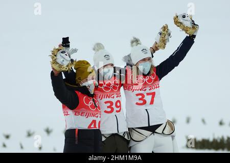 (LR) Katharina Althaus (GER), Ursa Bogataj, Nika Kriznar (SLO), 5 FÉVRIER 2022 - saut à ski : cérémonie féminine de fleurs de colline normale lors des Jeux Olympiques d'hiver de Beijing 2022 au Centre national de saut à ski de Zhangjiakou, Hebei, Chine .24th Jeux Olympiques d'hiver Beijing 2022 à Beijing du 02/04/2022 au 02/20/2022/.PAS DE VENTES HORS ALLEMAGNE !Photo: YUTAKA/AFLO via Sven Simon photo Agency GmbH & Co. Photo de presse KG # Princess-Luise-Str.41 # 45479 M uelheim/R uhr # Tél0208/9413250 # Fax.0208/9413260 # compte 244 293 433 # GLSB arrivée # compte 4030 025 100 # BLZ 430 609 67 # Banque D'Images