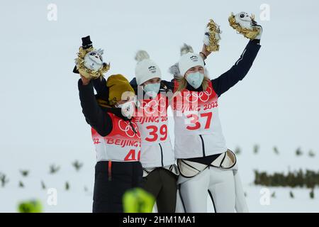 (LR) Katharina Althaus (GER), Ursa Bogataj, Nika Kriznar (SLO), 5 FÉVRIER 2022 - saut à ski : cérémonie féminine de fleurs de colline normale lors des Jeux Olympiques d'hiver de Beijing 2022 au Centre national de saut à ski de Zhangjiakou, Hebei, Chine .24th Jeux Olympiques d'hiver Beijing 2022 à Beijing du 02/04/2022 au 02/20/2022/.PAS DE VENTES HORS ALLEMAGNE !Photo: YUTAKA/AFLO via Sven Simon photo Agency GmbH & Co. Photo de presse KG # Princess-Luise-Str.41 # 45479 M uelheim/R uhr # Tél0208/9413250 # Fax.0208/9413260 # compte 244 293 433 # GLSB arrivée # compte 4030 025 100 # BLZ 430 609 67 # Banque D'Images