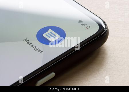 L'icône de l'application Google messages s'affiche sur l'écran d'un smartphone Google Pixel. Google messages est l'application de messagerie de Google pour les appareils Android et Wear OS. Banque D'Images