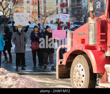 Halifax, Nouvelle-Écosse, Canada. 6th février 2022. Les locaux qui bloquent le chemin du convoi de la liberté pour montrer leur mécontentement quant à leur présence dans la rue au début du rallye. Le convoi de la liberté 2022 contre tous les mandats de Covid-19 traverse les rues de Halifax, avec des centaines de voitures, de pick-up et quelques camions qui traversent les rues. Banque D'Images