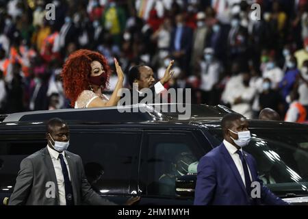 Yaoundé, Cameroun.06th févr. 2022.Le président du Cameroun, Paul Biya, et sa femme, Chantal Biya, se sont empais devant la foule avant le début du match de football final de la coupe d'Afrique des Nations 2021 entre le Sénégal et l'Égypte au stade Paul Biya 'Olembe'.Credit: Ayman Aref/dpa/Alay Live News Banque D'Images