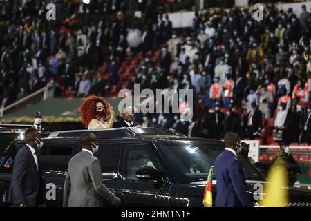 Yaoundé, Cameroun.06th févr. 2022.Le président du Cameroun, Paul Biya, et sa femme, Chantal Biya, se sont empais devant la foule avant le début du match de football final de la coupe d'Afrique des Nations 2021 entre le Sénégal et l'Égypte au stade Paul Biya 'Olembe'.Credit: Ayman Aref/dpa/Alay Live News Banque D'Images