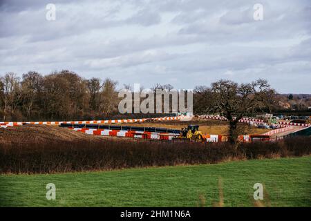 Ickenham, Royaume-Uni.5th février 2022.Une vue des travaux de la liaison ferroviaire à grande vitesse HS2 dans la vallée de Colne.Un viaduc qui nécessite 292 piles dans l'aquifère, un système naturel de filtration de l'eau, est actuellement construit pour transporter HS2 lacs et cours d'eau dans le parc régional de la vallée de Colne.Crédit : Mark Kerrison/Alamy Live News Banque D'Images