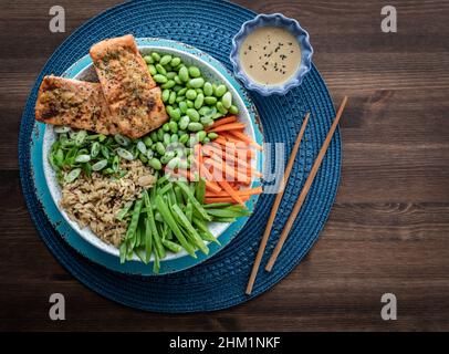 Un bol à salade de saumon asiatique avec des ingrédients sains et un espace de copie à droite. Banque D'Images