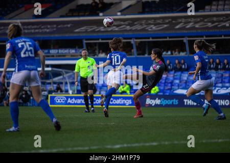 Birmingham, Royaume-Uni.6th févr. 2022.Christie Murray (10 Birmingham City) bat Shannon O'Brien (27 Leicester City) au ballon du match WSL entre Birmingham City et Leicester City à St. Andrews.Gareth Evans/SPP crédit: SPP Sport presse photo./Alamy Live News Banque D'Images