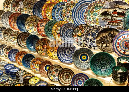 Céramique traditionnelle turque, poterie, bol dans le bazar. Bols en céramique faits main, poterie et assiettes. Banque D'Images