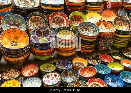 Céramique traditionnelle turque, poterie, bol dans le bazar. Bols en céramique faits main, poterie et assiettes. Banque D'Images