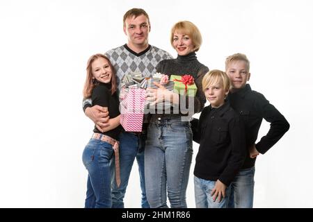 Les enfants et le père ont félicité maman heureux anniversaire en lui donnant ses cadeaux, isolés sur fond blanc Banque D'Images