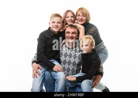 Enfants et maman hug papa heureux, portrait de grande famille adulte, isolé sur fond blanc Banque D'Images