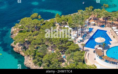 Vue aérienne, Portopetro côte avec maisons de vacances et le phare Far de Portopetro, Santanyí, Majorque, Iles Baléares, Espagne, Campos, ES, Europe, ho Banque D'Images