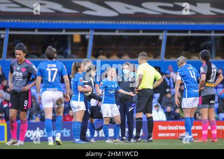 Birmingham, Royaume-Uni.06th févr. 2022.Birmingham, Angleterre, Fév 6th 202 Ref a un mot avec Christie Murray (Birmingham City 10) lors du match de la Super League de Womens entre Birmingham City et Leicester au stade St Andrews de Birmingham, Angleterre Karl W Newton/Sports Press photo Credit: SPP Sport Press photo./Alamy Live News Banque D'Images