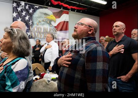 Marietta, Géorgie, États-Unis.5th févr. 2022.Les membres du Parti républicain du comté de Cobb en Géorgie se récitent de leur engagement d'allégeance avant un petit-déjeuner de réunion mensuel pour écouter les candidats pour les prochaines élections.(Image de crédit : © Robin Rayne/ZUMA Press Wire) Banque D'Images