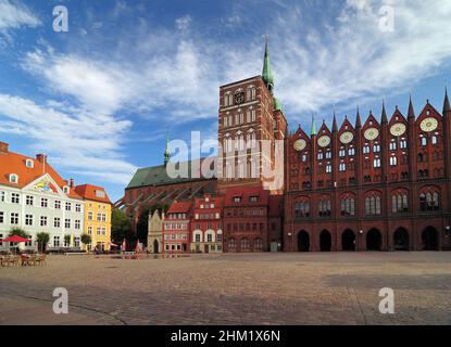 Vue depuis la place du marché Alter Markt jusqu'à l'hôtel de ville historique de Stralsund Allemagne lors D'Une belle journée ensoleillée d'été avec Un ciel bleu clair et quelques-uns Banque D'Images