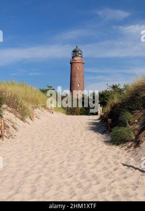 Vue de la plage au phare Darsser Ort Allemagne lors D'Une belle journée ensoleillée d'été avec Un ciel bleu clair et quelques nuages Banque D'Images