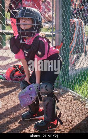 Filles de 5 ans à l'école de l'Indiana équipe de softball de Lassie League. Banque D'Images