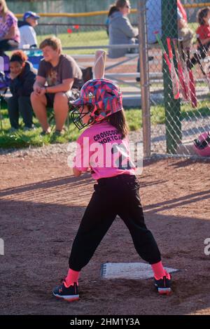 Filles de 5 ans à l'école de l'Indiana équipe de softball de Lassie League. Banque D'Images