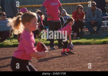 Filles de 5 ans à l'école de l'Indiana équipe de softball de Lassie League. Banque D'Images