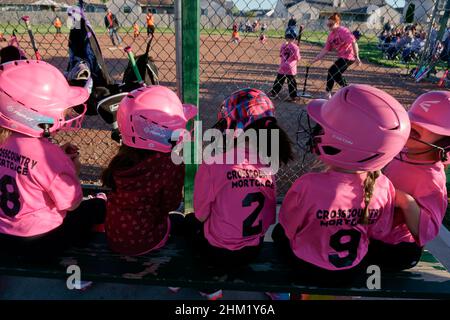 Filles de 5 ans à l'école de l'Indiana équipe de softball de Lassie League. Banque D'Images