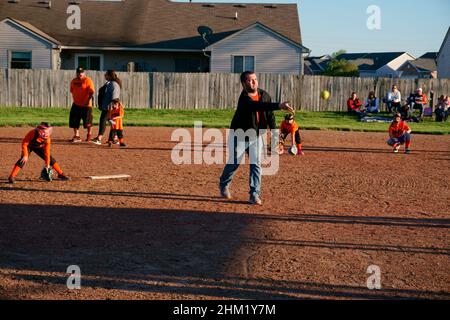 Filles de 5 ans à l'école de l'Indiana équipe de softball de Lassie League. Banque D'Images