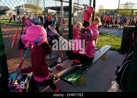 Filles de 5 ans à l'école de l'Indiana équipe de softball de Lassie League. Banque D'Images