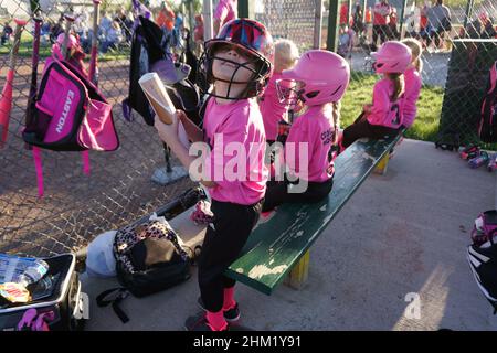 Filles de 5 ans à l'école de l'Indiana équipe de softball de Lassie League. Banque D'Images