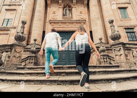 Un jeune couple monter des escaliers dans un ancien bâtiment Banque D'Images