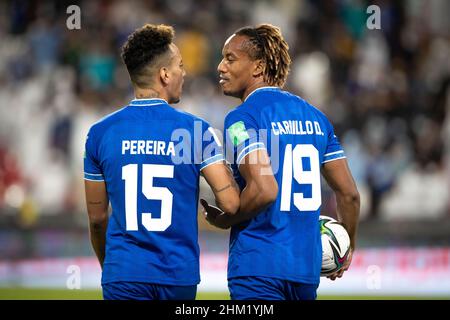 Abu Dhabi, Émirats arabes Unis.06th févr. 2022.Mohammed Bin Zayed Stadium Mateus Pereira discute avec André Carillo qui devrait prendre la peine lors de la coupe du monde 2021 Club Round 2 match de football entre Al Hilal et Al Jazira au stade Mohammed Bin Zayed à Abu Dhabi Émirats Arabes Unis Richard Callis crédit: SPP Sport Press photo./Alamy Live News Banque D'Images