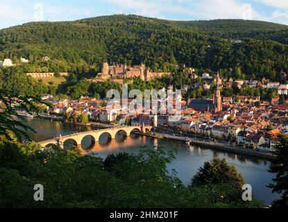 Vue sur la rivière Neckar jusqu'à la ville historique et le célèbre château de Heidelberg Allemagne lors D'Une belle journée ensoleillée d'été avec Un ciel bleu clair et Banque D'Images