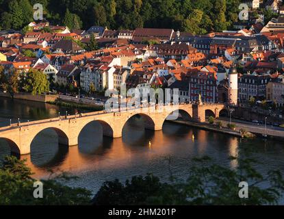 Vue sur le vieux pont Neckar dans la ville historique de Heidelberg Allemagne lors D'Une belle journée ensoleillée d'été Banque D'Images