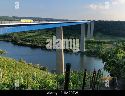 Vue sur le spectaculaire pont de Moseltal près de Koblenz en Allemagne lors D'Une belle journée ensoleillée d'été avec Un ciel bleu clair et quelques nuages Banque D'Images