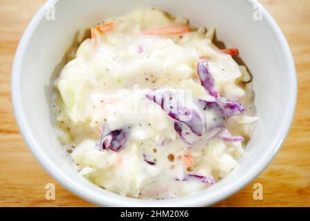 Coleslaw de chou frais servi dans un bol blanc Banque D'Images