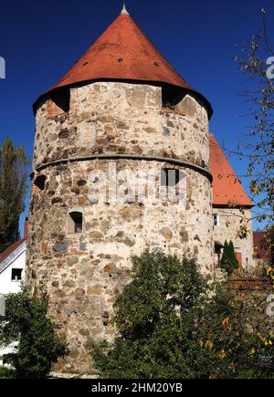 Vieille tour de défense Peichterturm à la River Inn à Passau Allemagne lors D'Une belle Sunny automne jour avec Un ciel bleu clair Banque D'Images